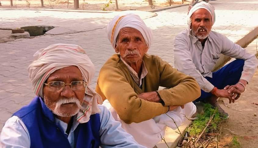 शाहजहांपुर पोस्टमॉर्टम हाउस पर गुमसुम बैठे मृतक सुशील के परिजन। संवाद