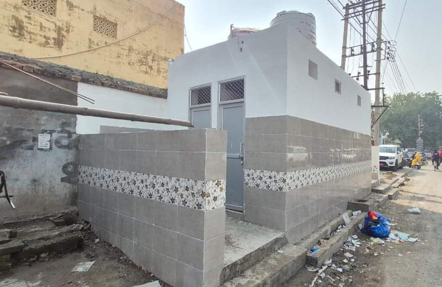 शहर के हांसी गेट के समीप बंद  पड़ा सार्वजनिक शौचालय।