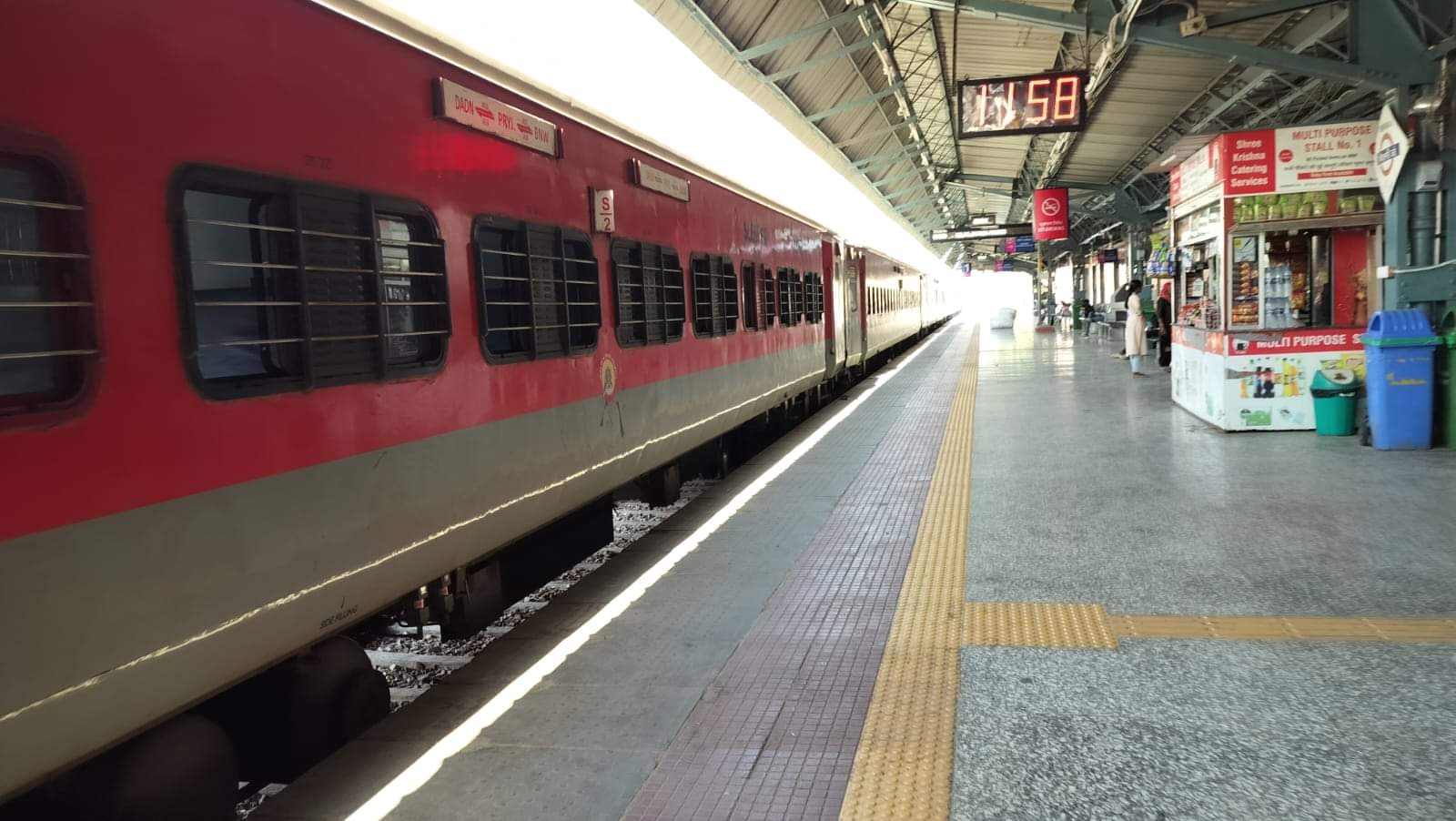 शहर के मुख्य रेलवे स्टेशन पर खड़ी ट्रेन।