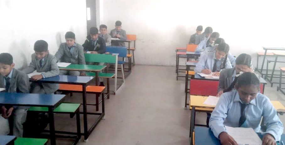 शिवालिक एवर ग्रीन स्कूल कलावड़ में ओलंपियाड की परीक्षा देते विद्यार्थी। संवाद