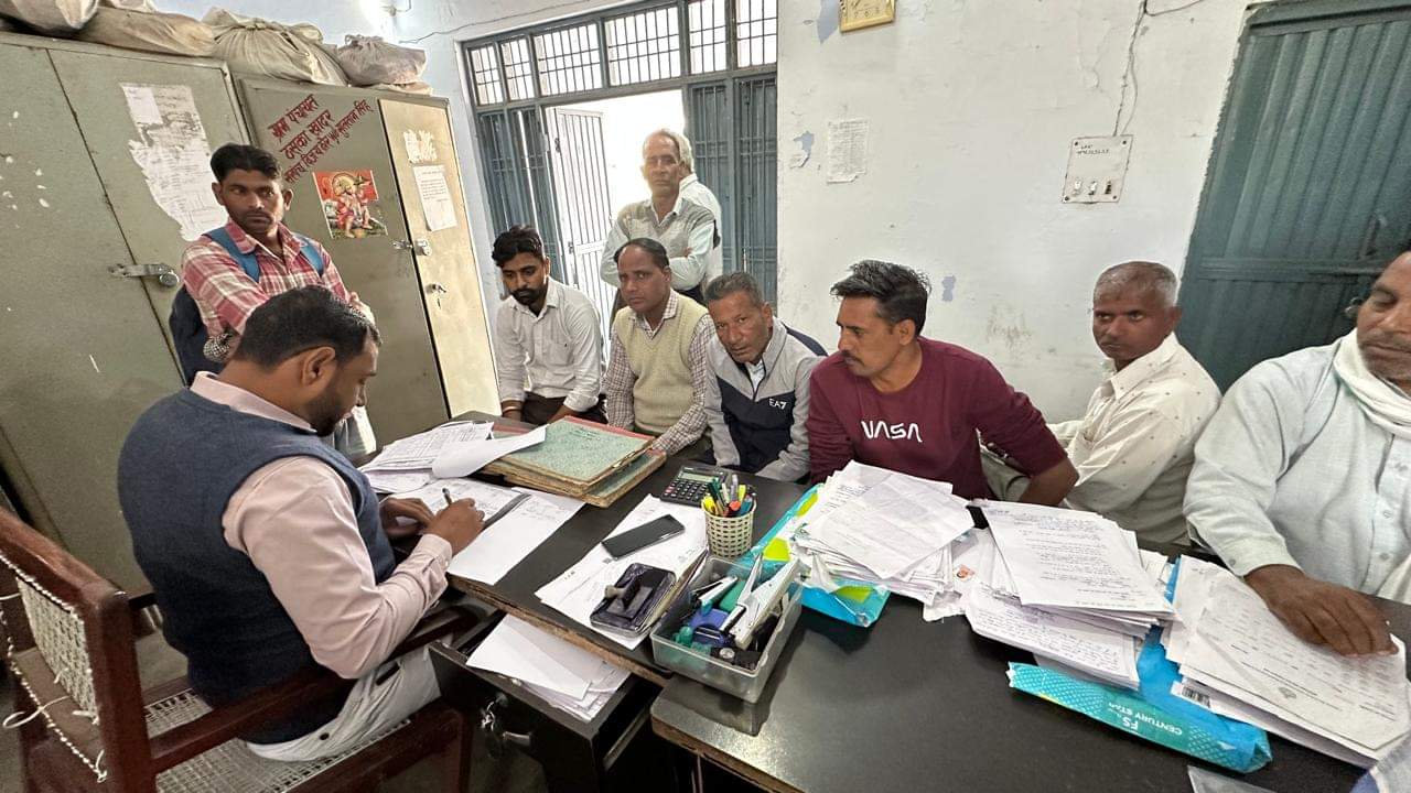 तहसील रादौर में पटवारी से अपने कार्य करवाने पहुंचे लोग। संवाद