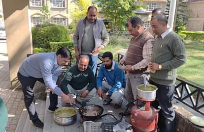 Contractors fried pakodas outside the DC office.