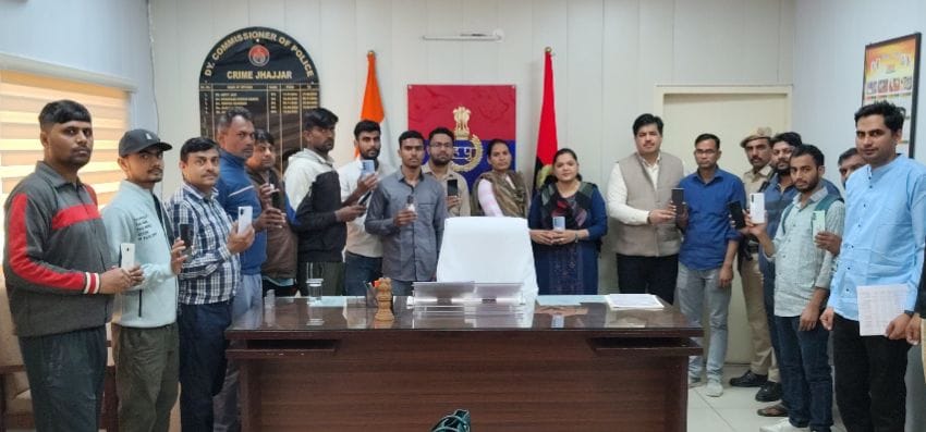 People's faces lit up after receiving their mobile phones and expressed gratitude to the police.