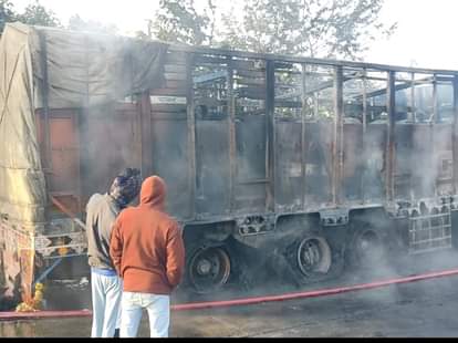 Mandla News: Truck catches fire on Anjania bypass