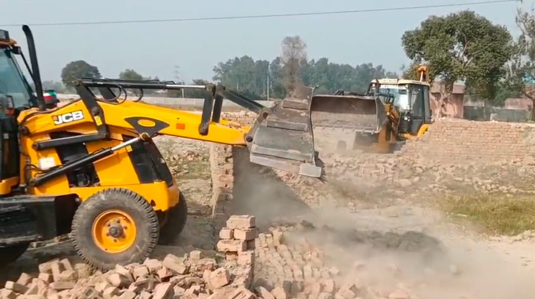 The team that arrived to demolish construction in illegal colonies was opposed, four were detained.