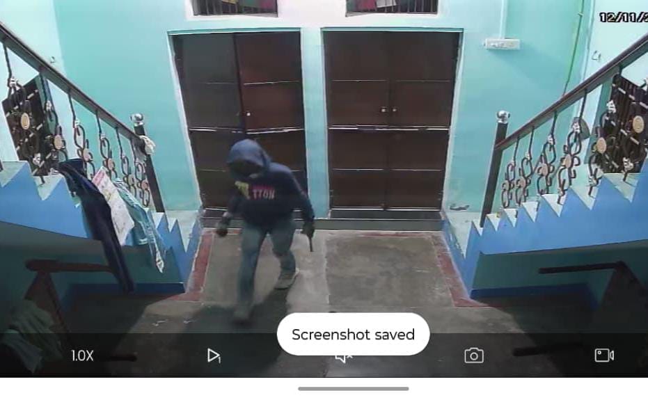 Three thieves entered the house, stole money and jewelery