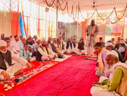 फोटो: 24 शेखपुर में उर्स अहसनी महमूदी में कलाम पेश करते शायर। आयोजक