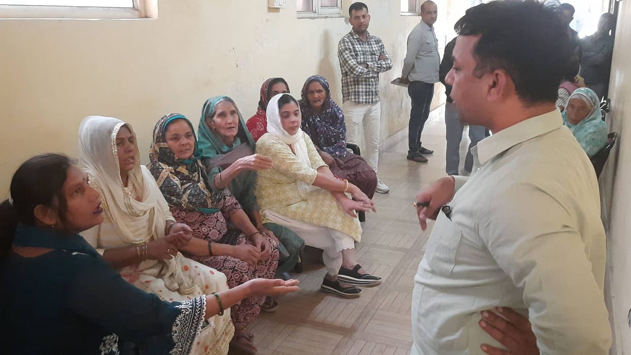 Women, who have been facing drinking water crisis for the last six months, expressed their anger at the corporation office.
