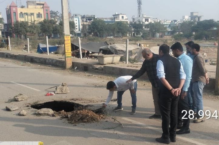 Canter sinks again on Mahalana Road, pulled out with a crane
