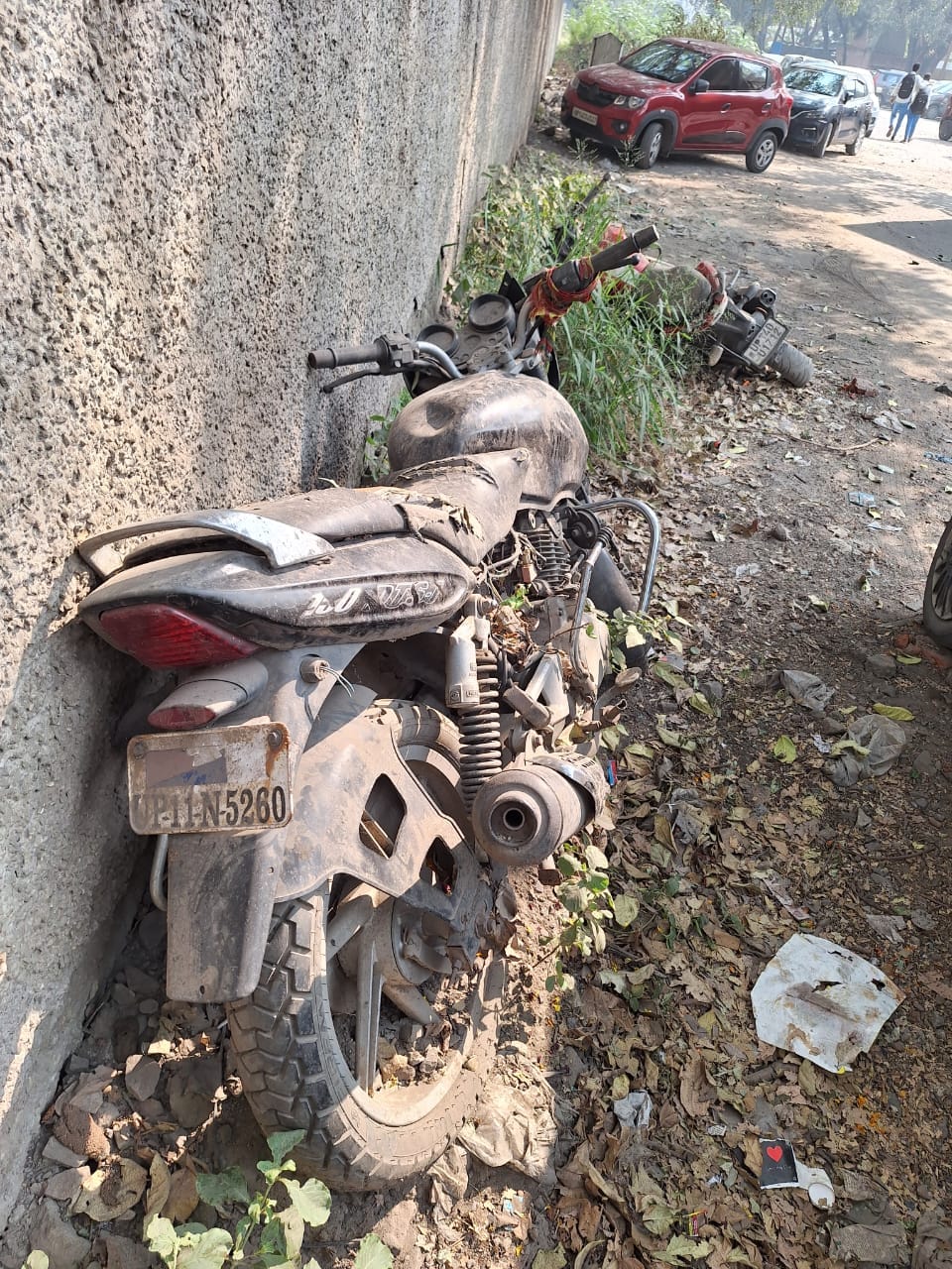 Eight abandoned vehicles found in the guard lobby, taken into custody