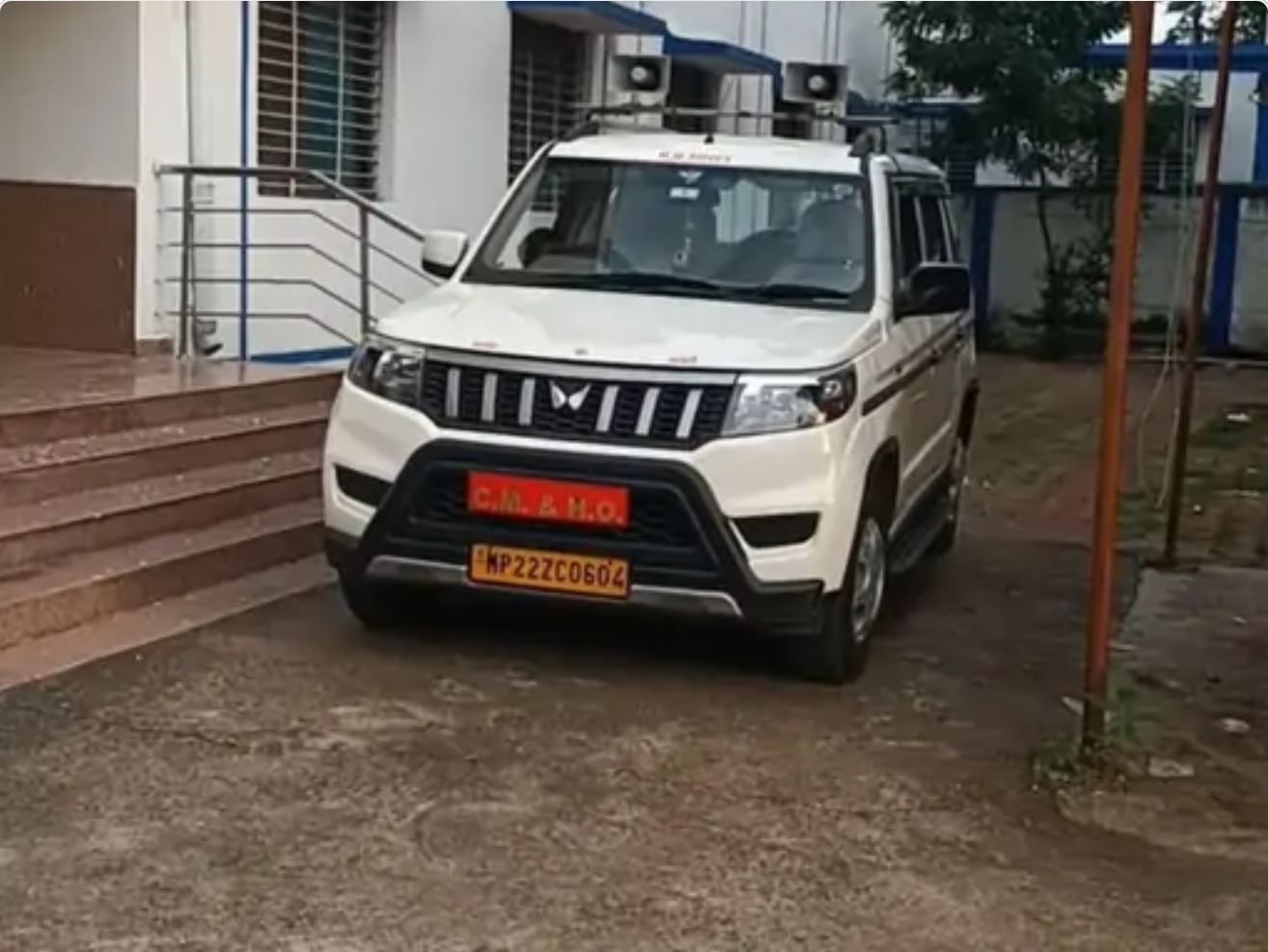 जांच करने पहुंची टीम।