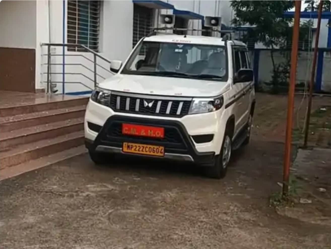 जांच करने पहुंची टीम।