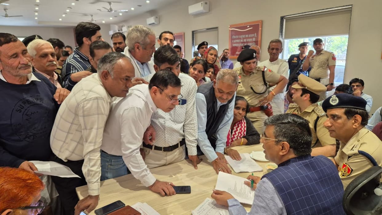 Education Minister held a public hearing and listened to public problems.
