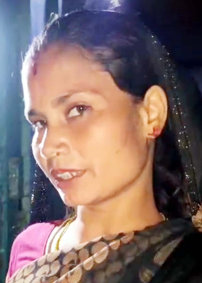 Kundal and ten thousand rupees looted from a woman in Puwaiyan