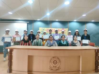 Girl students showed enthusiasm in the Youth Red Cross training camp
