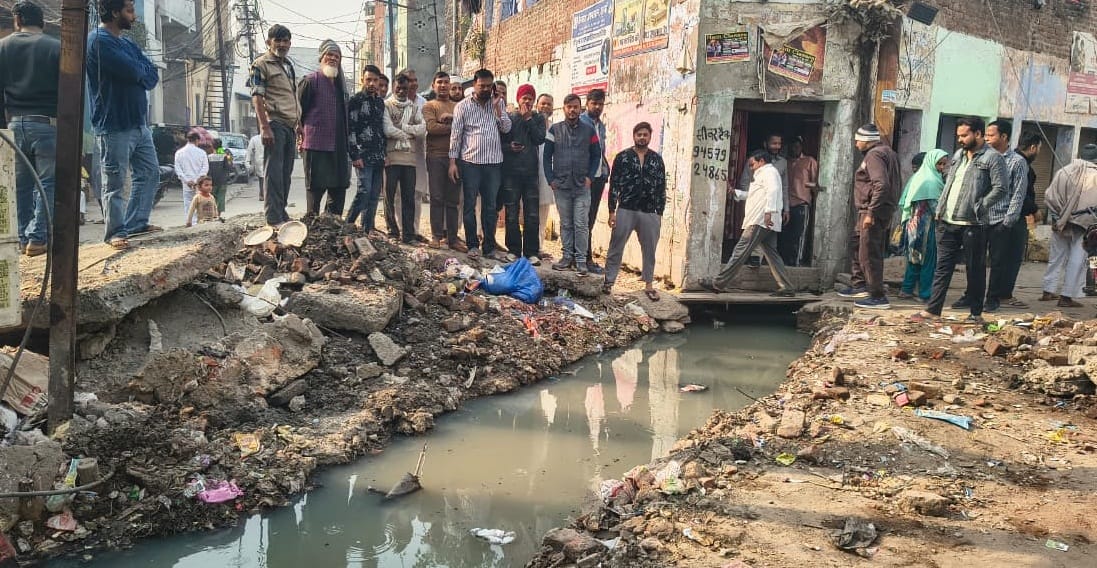 The road was closed due to the non-construction of the drain culvert, people protested.