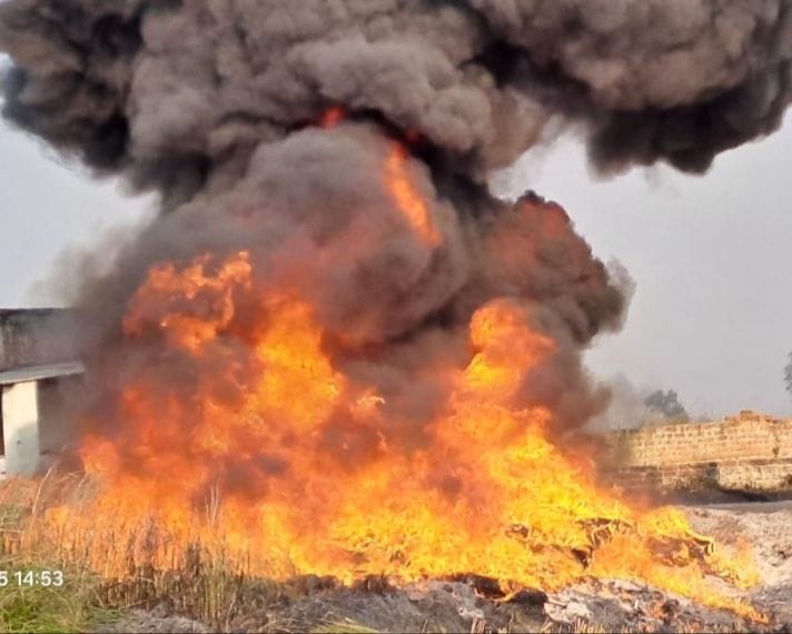 Siddharthnagar News : Straw burning catches fire, lakhs' pipes burn