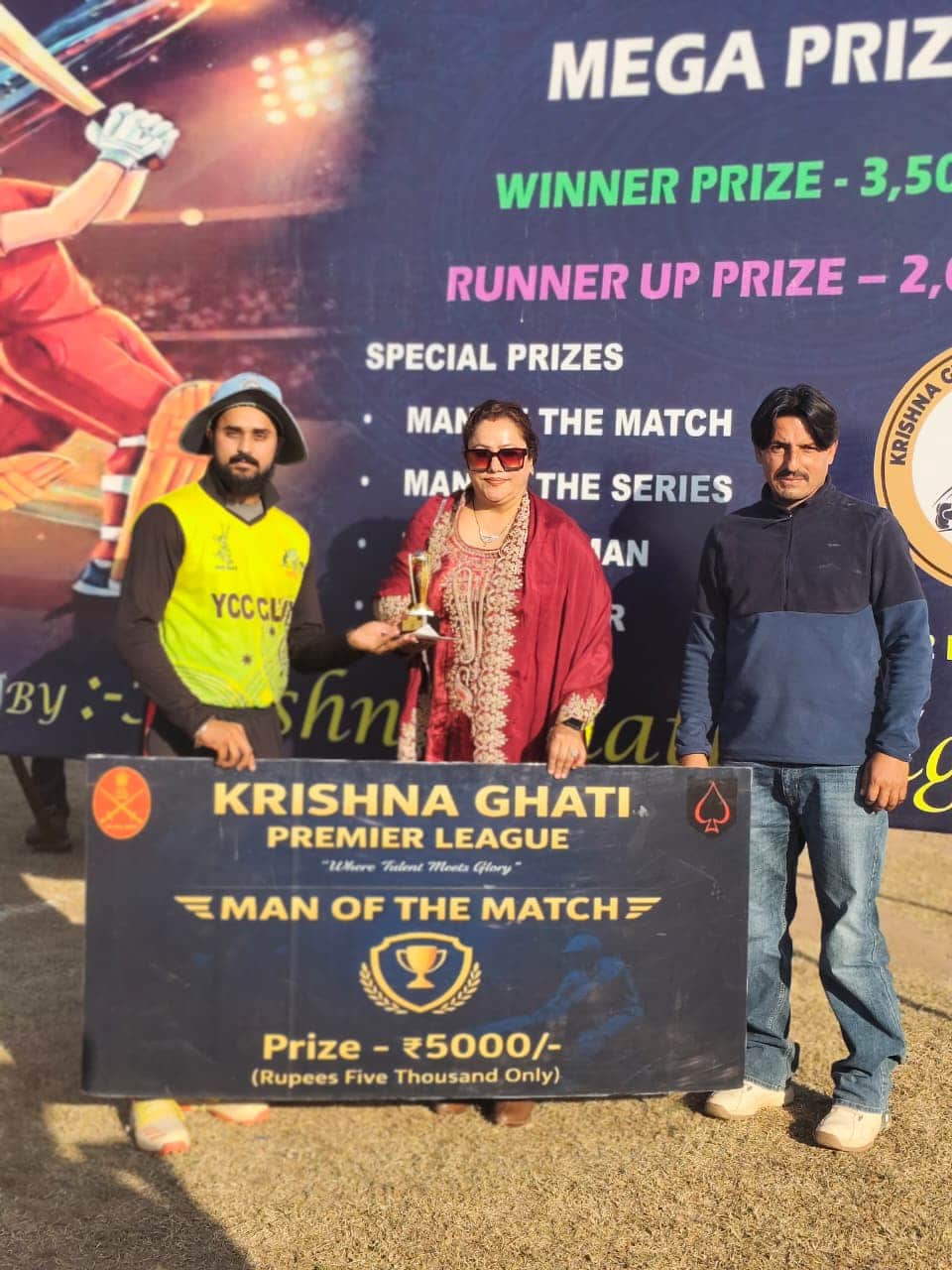 पुंछ में कृष्णा घाटी प्रिमियर लीग के 12वें दिन मैन आफ दा मैच को पुरूस्कृत करती मुख्श् आतिथी प्र