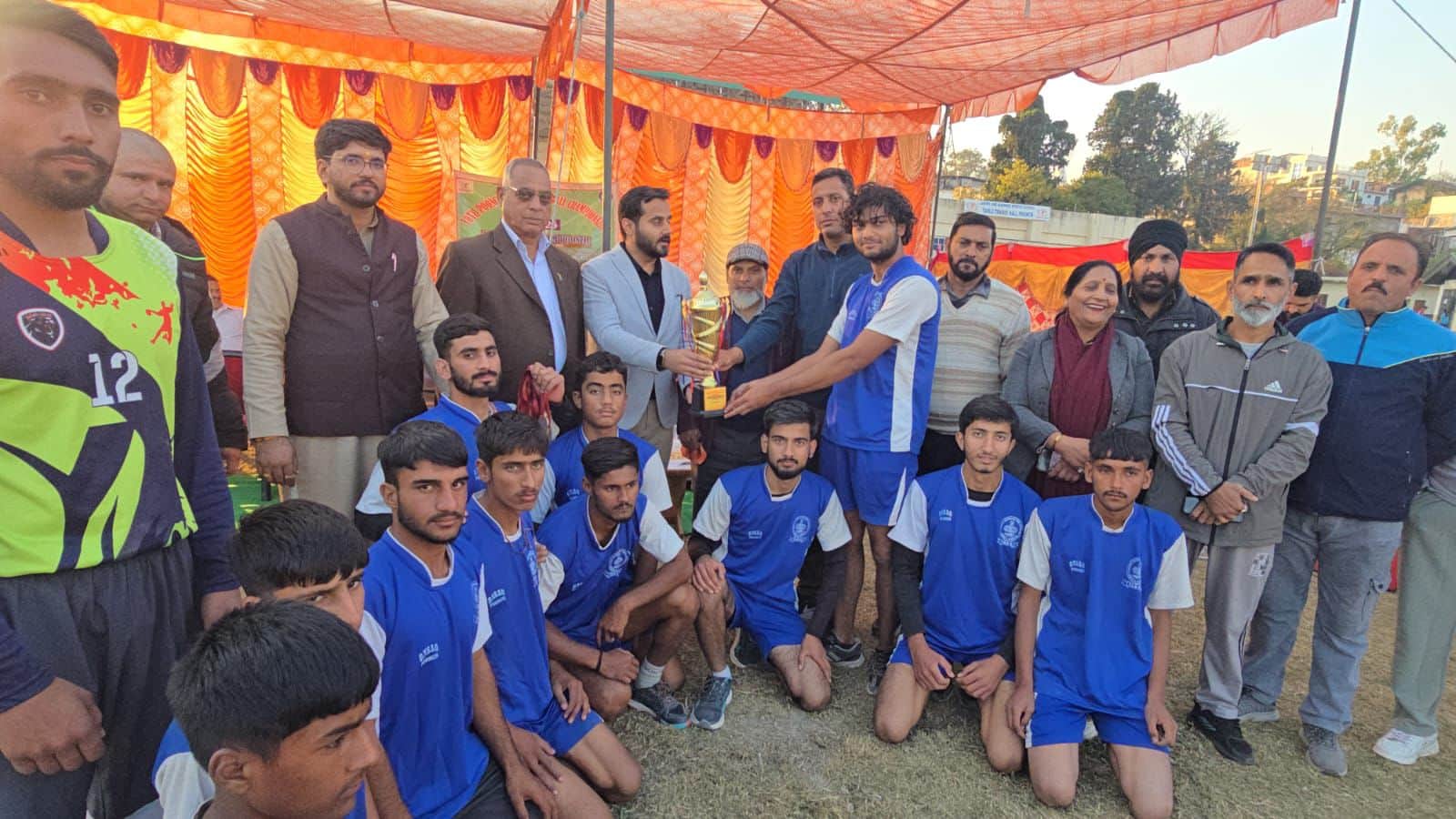 पुंछ में दसवीं जिला हैंडबाल चैपियनशिप के विजेताओं को पुरूस्कार प्रदान करते मुख्य आतिथी