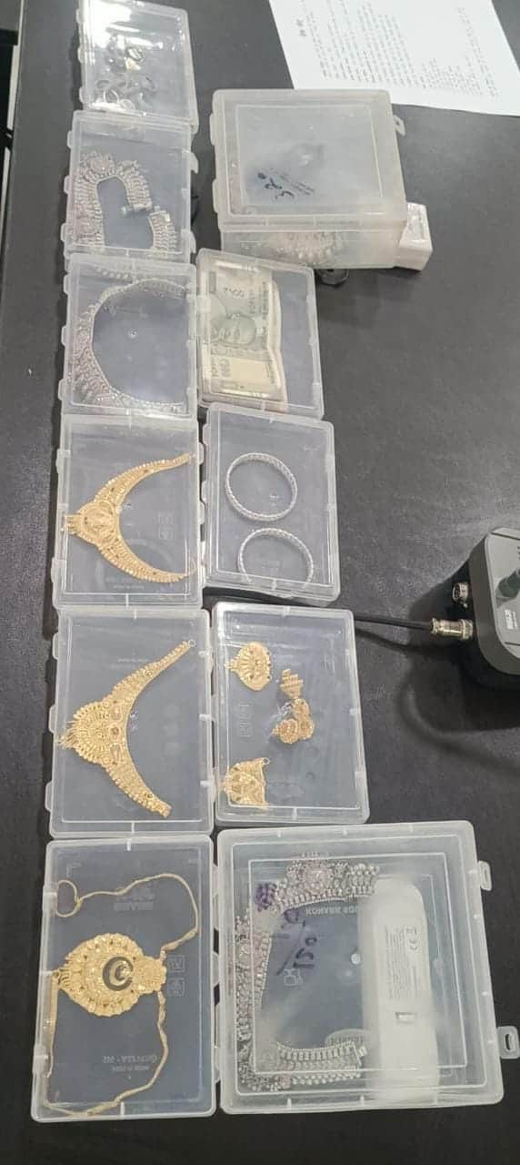 पुलिस ने 13 लाख के जेवर और नकदी बरामद की