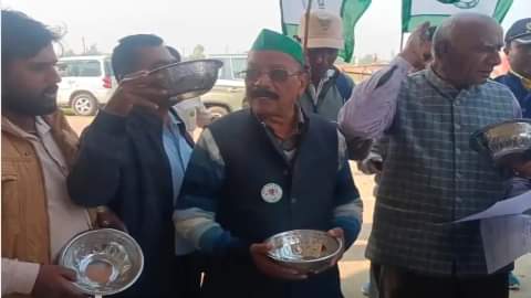 हाथों में कटोरा लेकर किसानों की मांग उठाते किसान नेता।