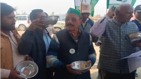 हाथों में कटोरा लेकर किसानों की मांग उठाते किसान नेता।
