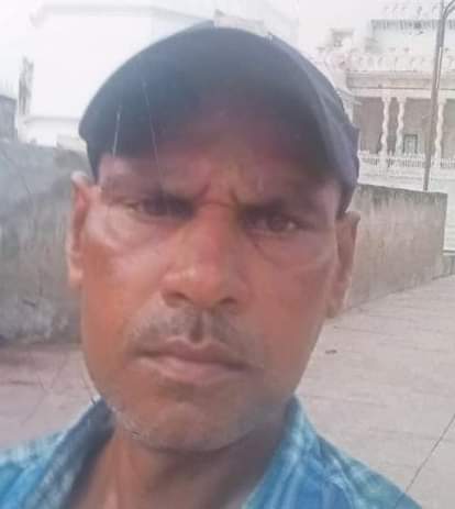 Dead body of a youth found on railway line, identified through mobile phone