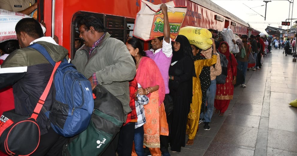 Crowd: Wanted to go to Bathinda, had to get off at Gorakhpur