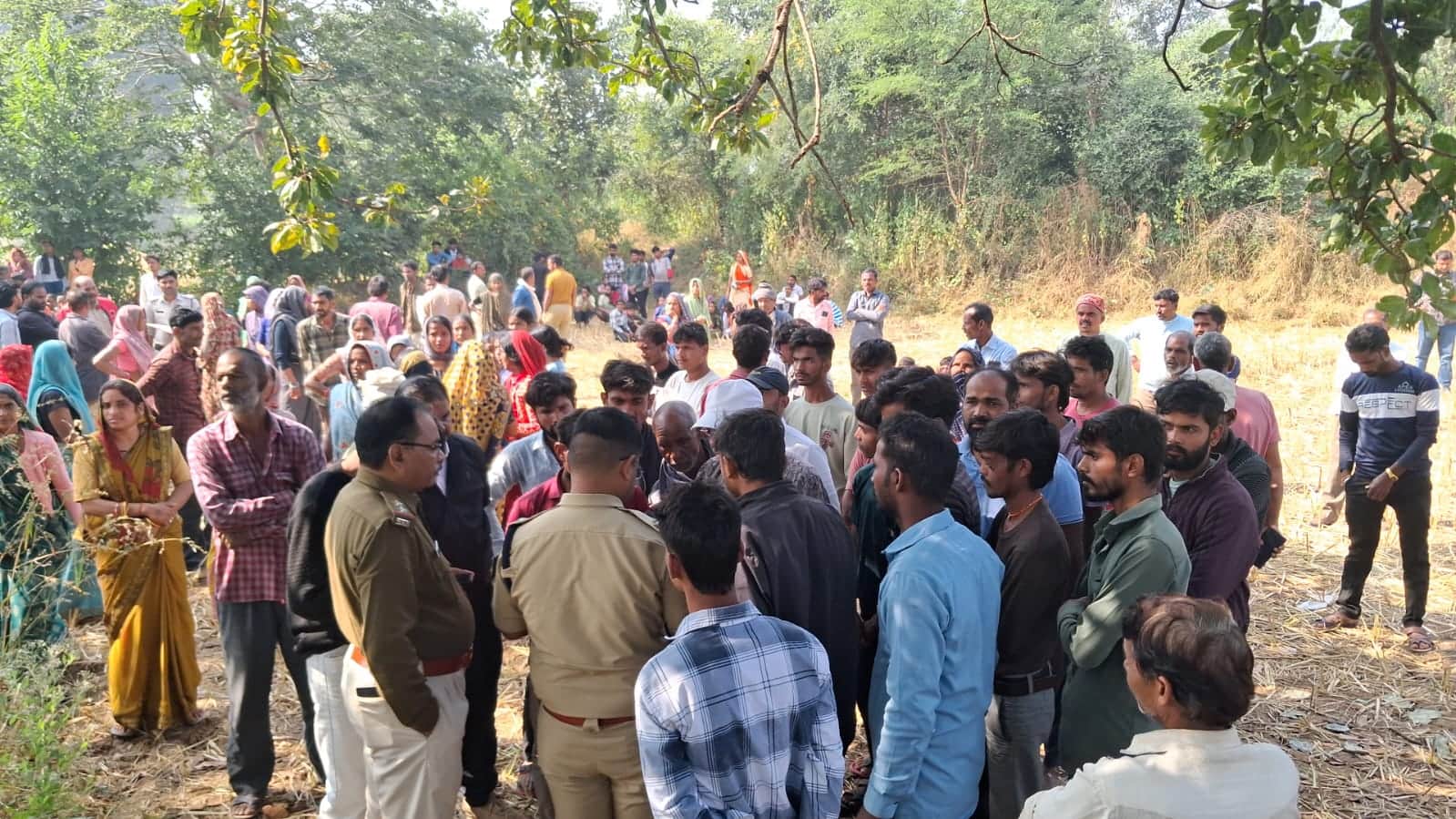 सैकड़ों की संख्या में मौजूद लोग।