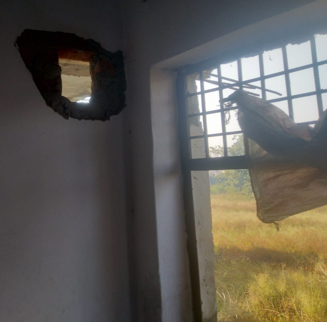 Siddharthnagar News : Attempt to steal bike by cutting threshold in house