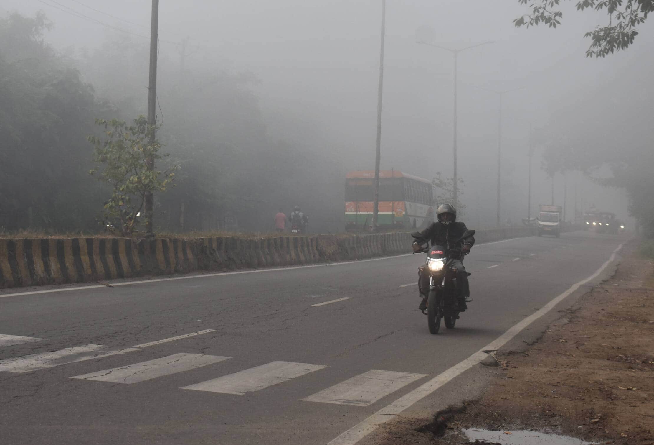 मौसम  में बढ़ रही तेज ठंड। संवाद