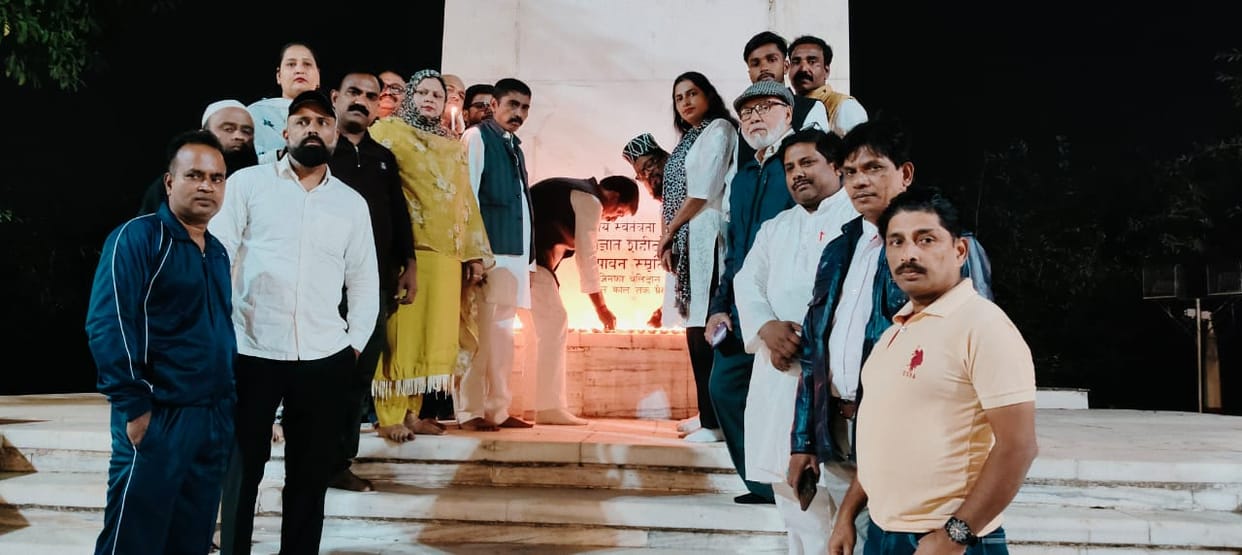 Congress workers paid tribute by lighting lamps.