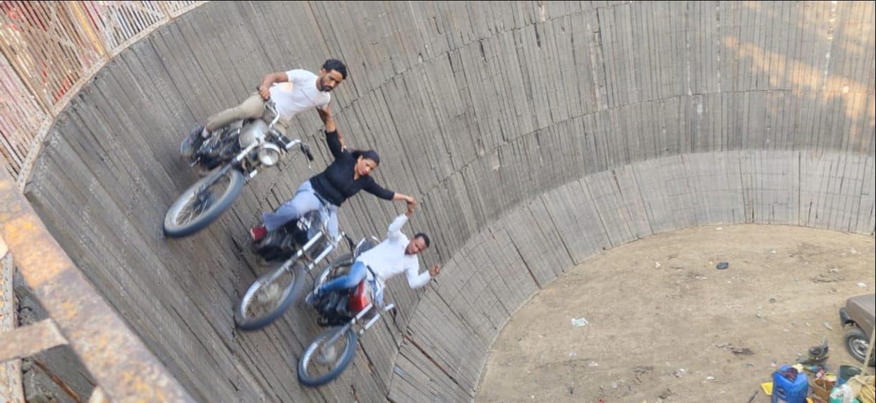 Feat: Three bikes ran into the well of death