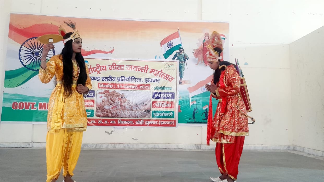 Khushi and Siya won the dialogue competition.