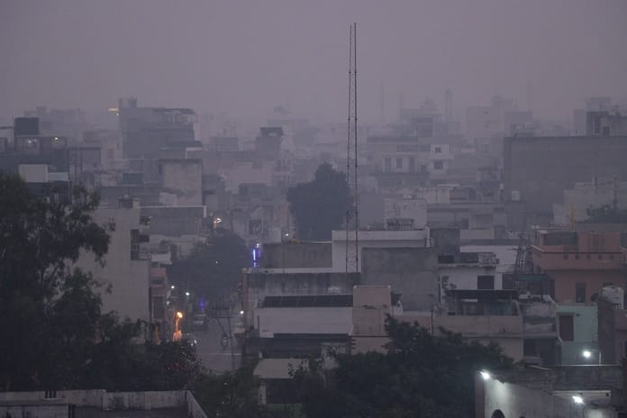 City air quality in the very poor category, schools remain open.