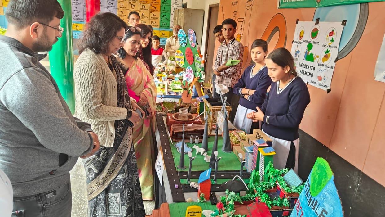 Paras of Model Sanskriti Vidyalaya made the best model