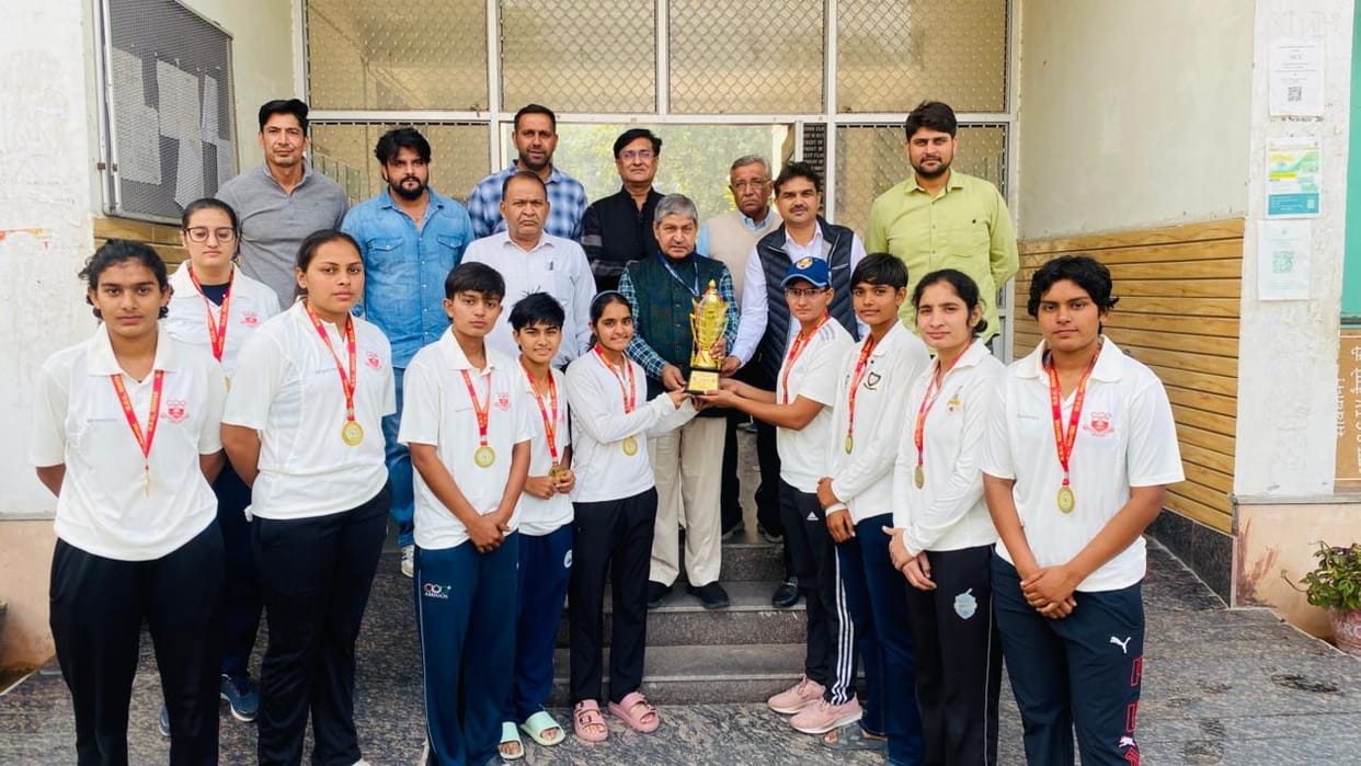 The women's cricket team was welcomed at Jat College.