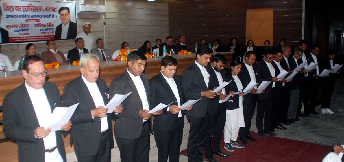 The newly elected executive committee of the District Bar Association was sworn in.