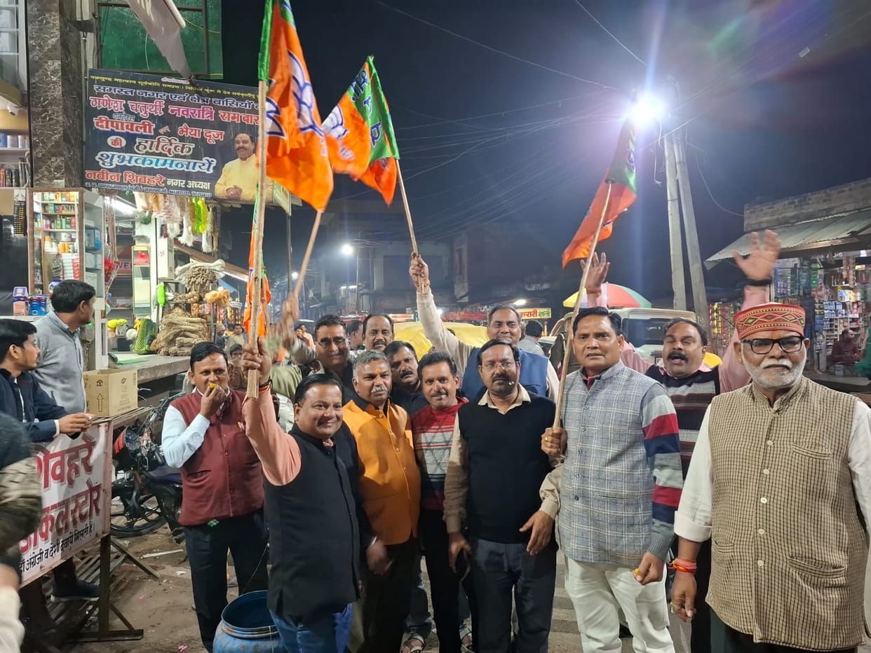 BJP workers burst firecrackers in Shikohabad