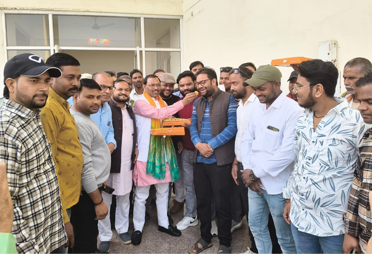 BJP workers celebrated Bihar victory with drums and trumpets.
