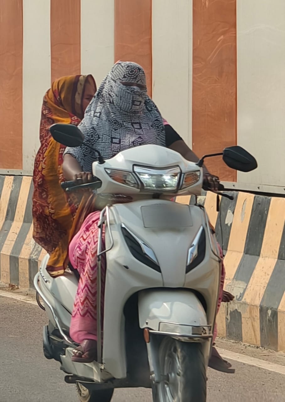 No helmet on head...talking to the wind on the road