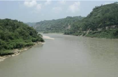 young man from Uttar Pradesh, who had gone to Manali with his friends, was swept away in the Beas River.
