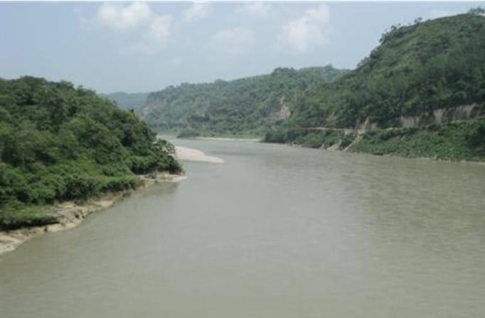 The flow of Beas within a radius of seven km from Jol Palahi is suitable for river rafting.