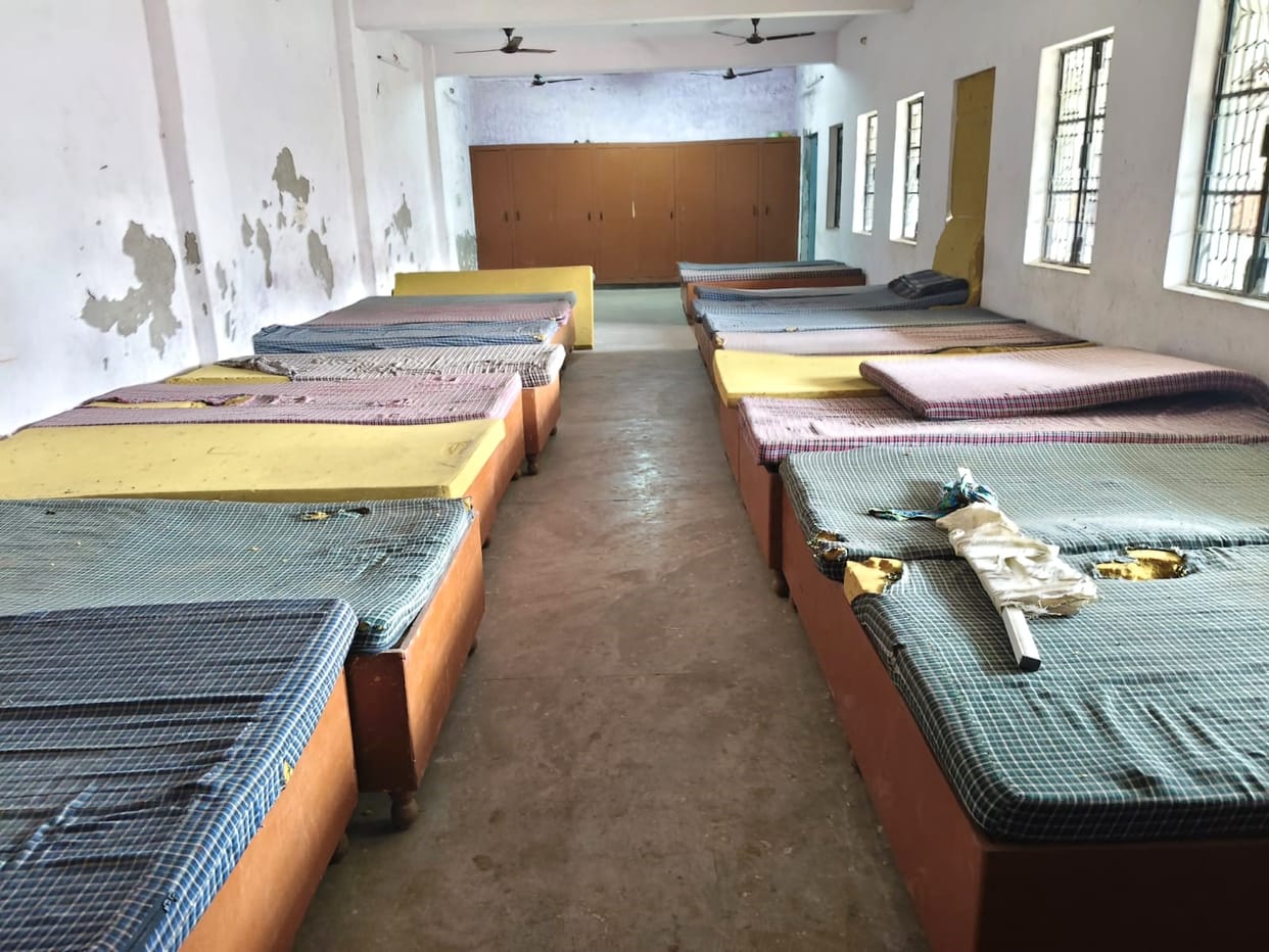 Chaos prevails in the municipality's shelter home, locks hanging on the night shelter.