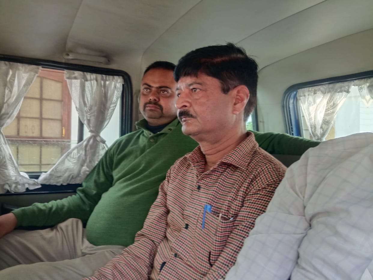 Vigilance caught a senior accountant of the police office accepting a bribe of Rs 15,000.Vigilance caught a senior accountant of the police office accepting a bribe of Rs 15,000.