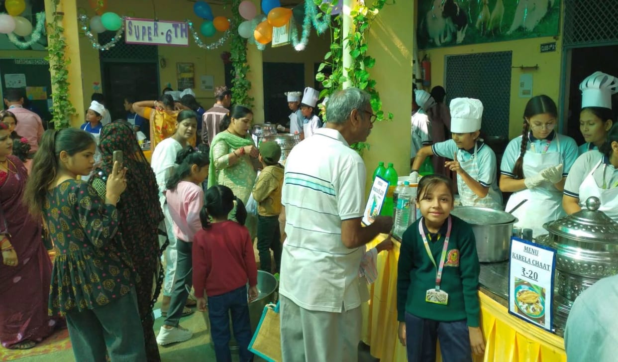 Children set up stalls at the children's fair, and parents indulged in shopping.