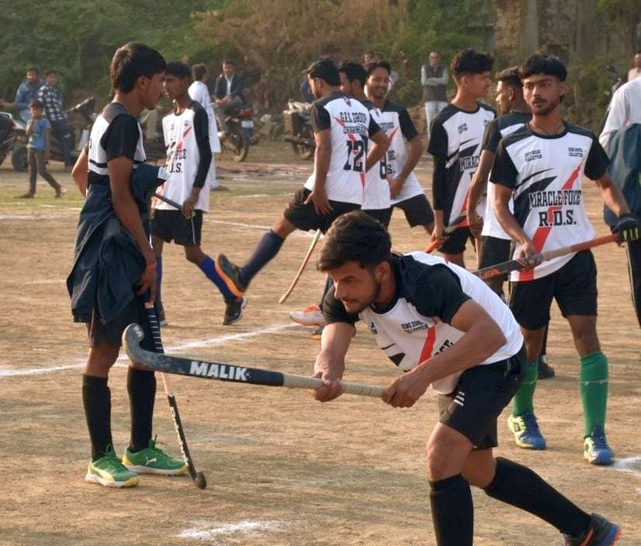 Karampur and Charkhari teams won interesting hockey matches.