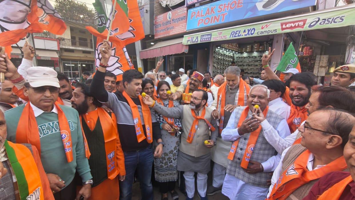 Congratulated PM Modi by distributing laddus on the massive victory of NDA
