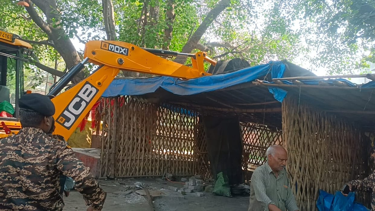 Footpath vendors were devastated, MLA's boundary wall was abandoned, protest was held.