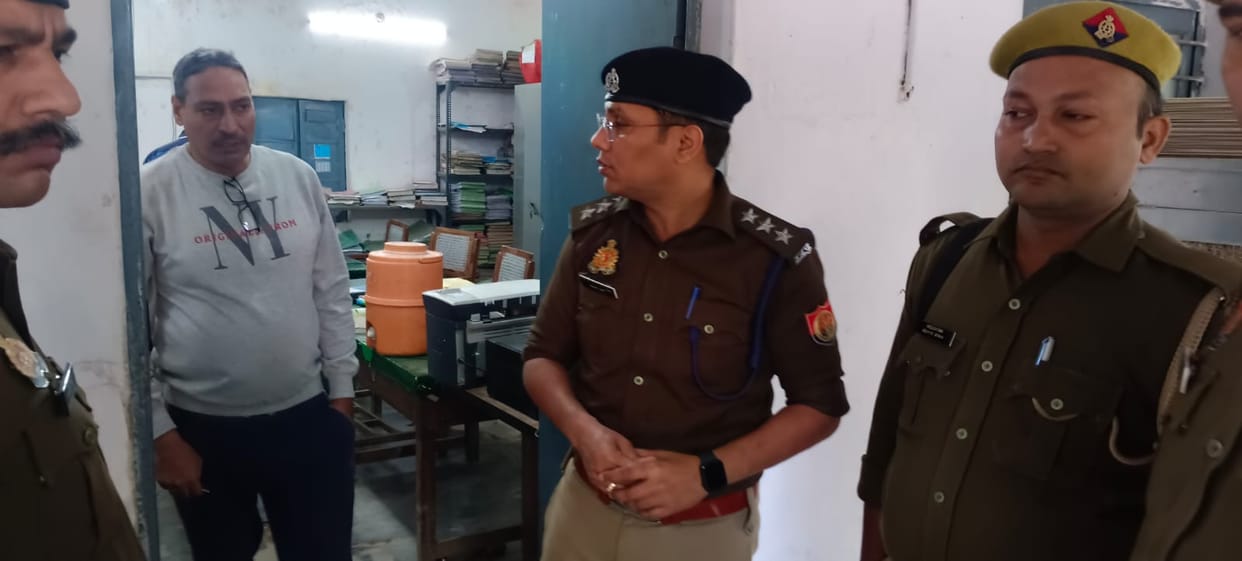 Tell me where is Bade Babu... the policeman created a ruckus.